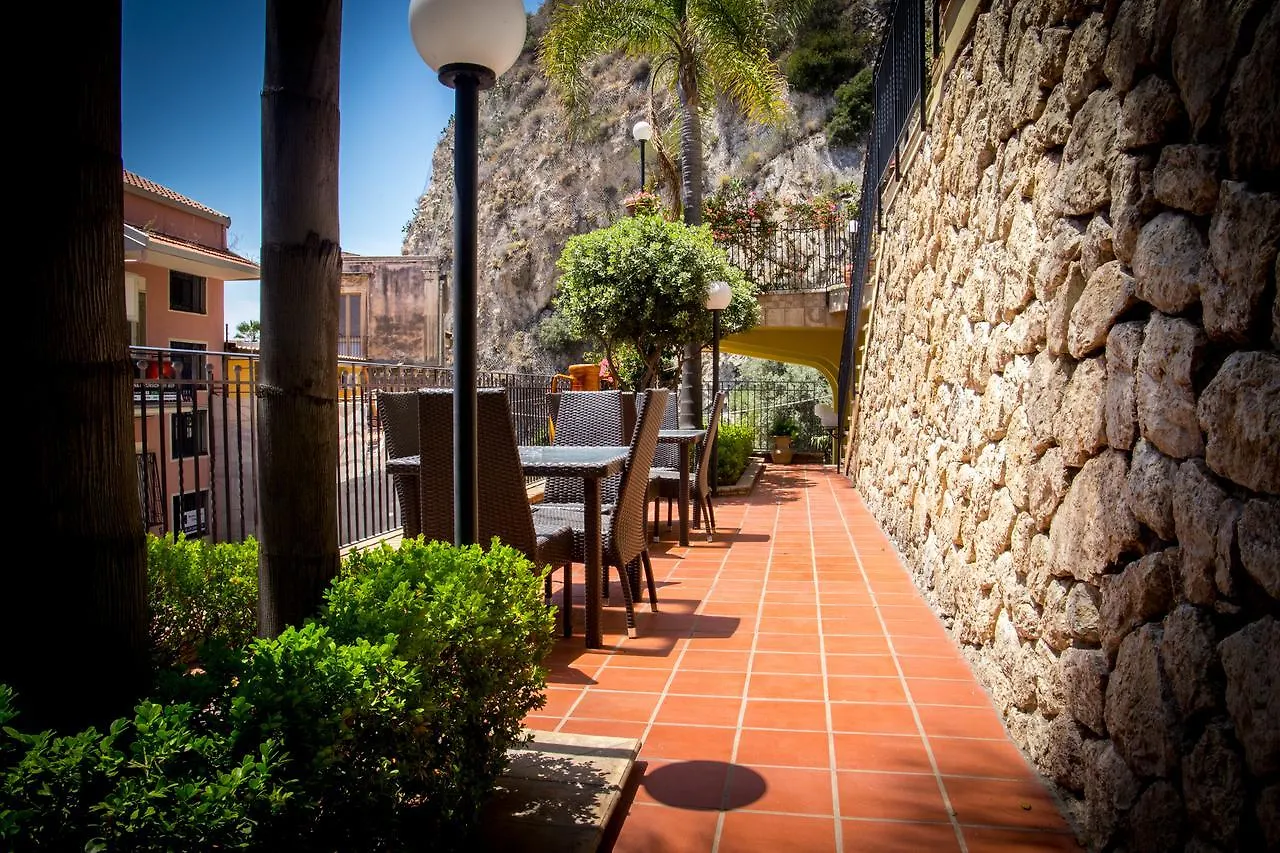טאורמינה Hotel Corallo